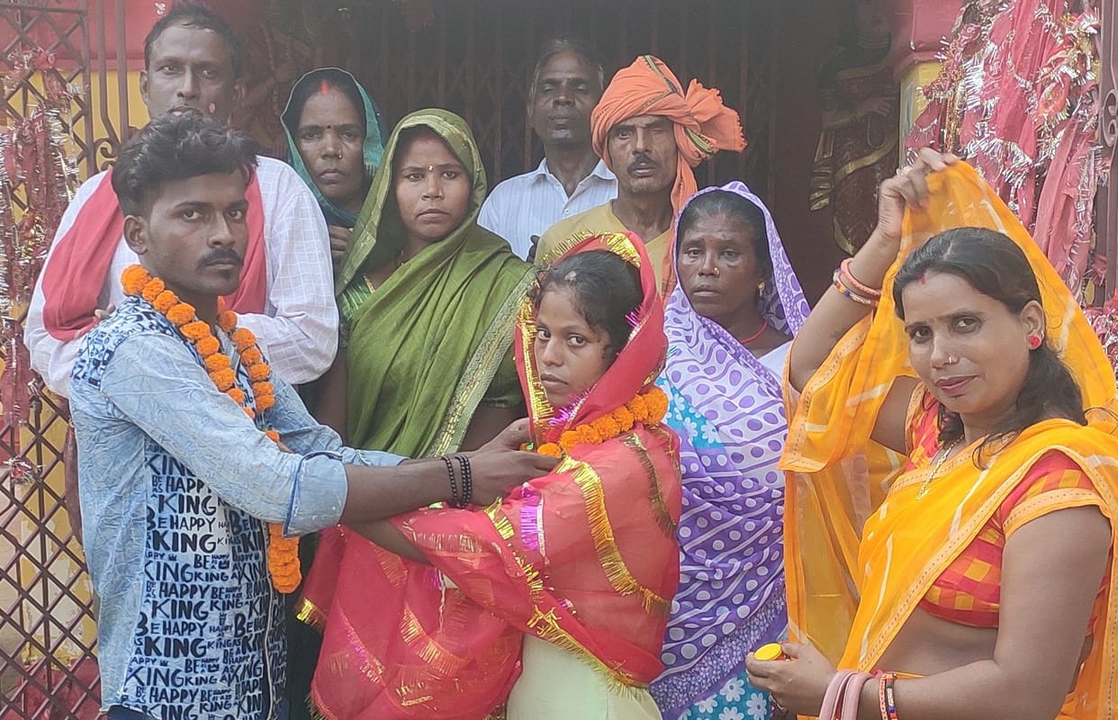 Lover couple took seven rounds in Durga temple