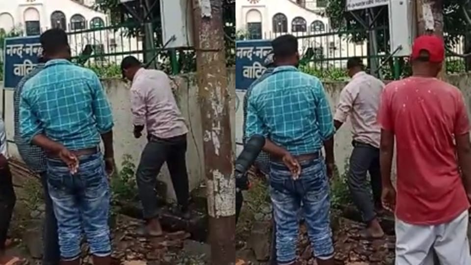 Moradabad Municipal Corporation removed encroachment by uprooting board of the SP leader