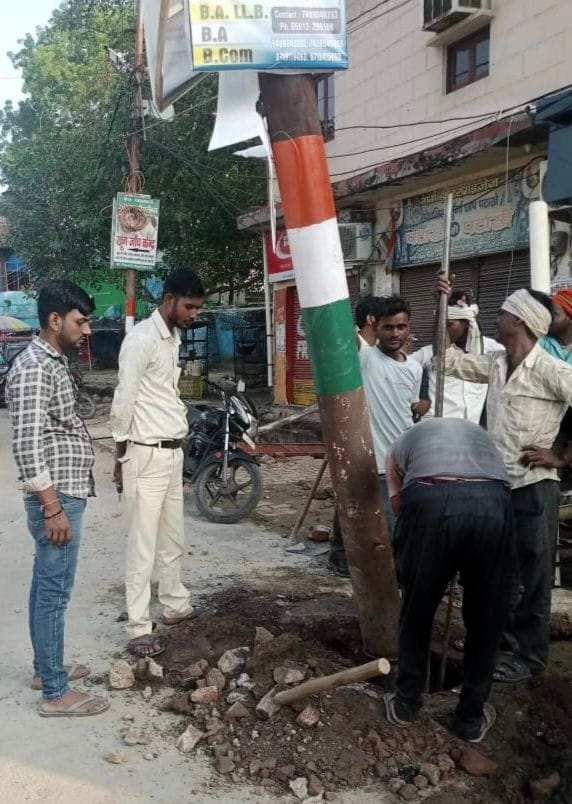 JCB collision broken pole, 12 mohallas remained closed for three hours