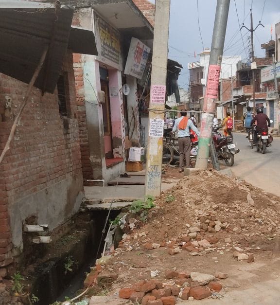 Electricity poles not removed, sewer construction is stalled for one and a half months