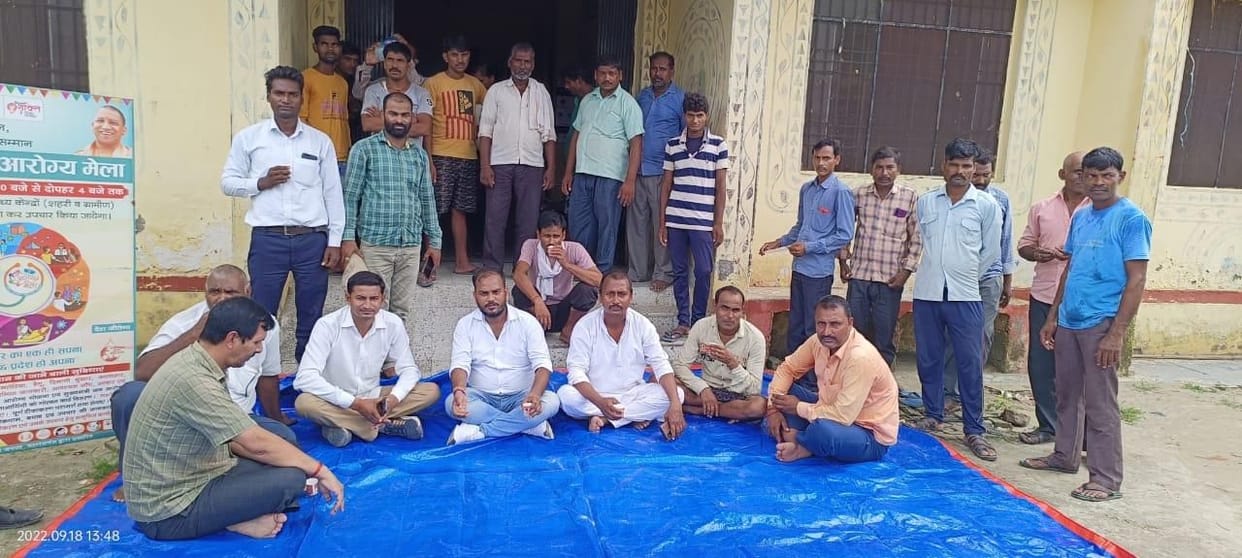 Seeing the lock in the hospital, the villagers staged a sit-in