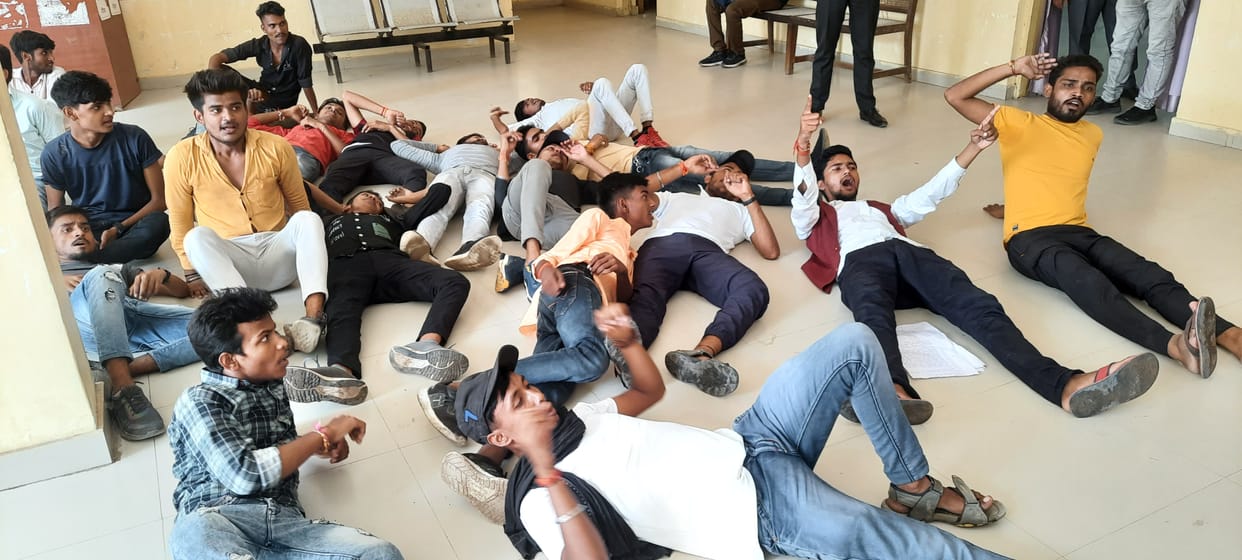 Banda: Students demonstrated in the collectorate to increase the seats
