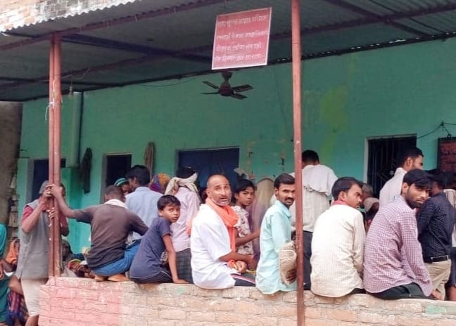 Banda: Siege of shop for not giving ration, Kotedar ran away after closing the lock