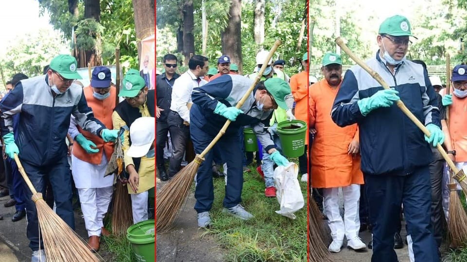 Seva Pakhwada: CM Pushkar Singh Dhami gave message of cleanliness by sweeping the road in pantnagar