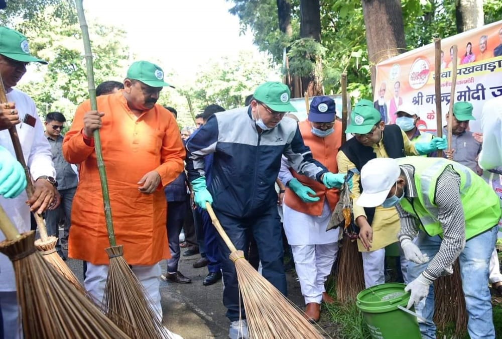 Seva Pakhwada: CM Pushkar Singh Dhami gave message of cleanliness by sweeping the road in pantnagar