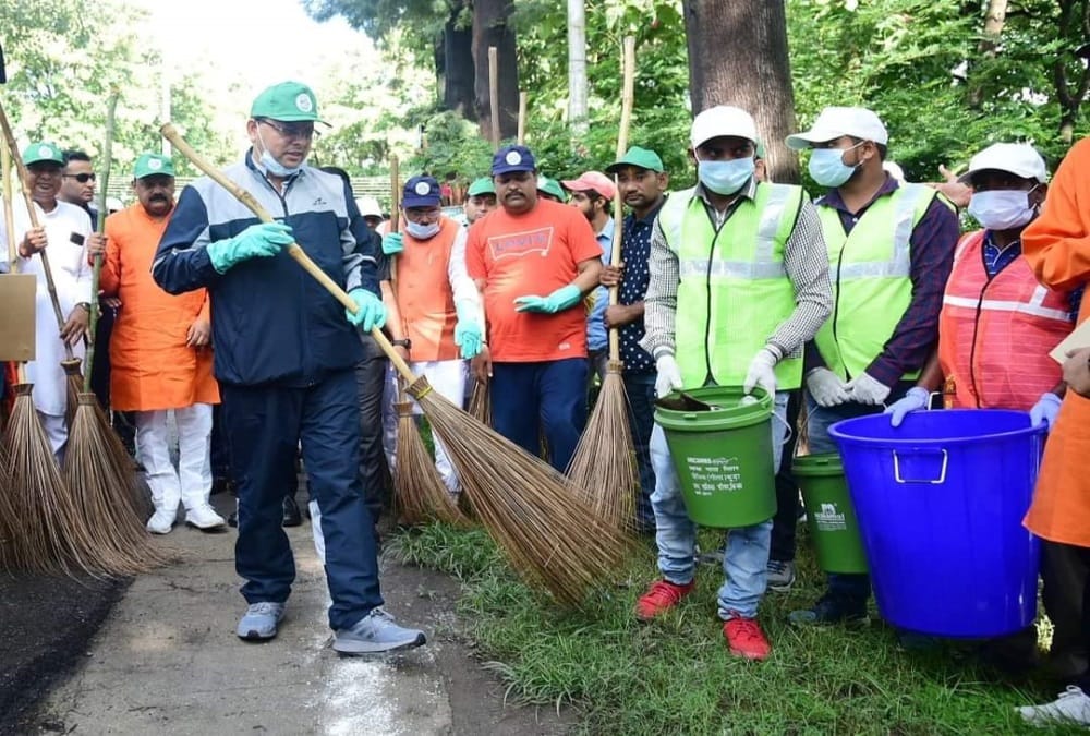 Seva Pakhwada: CM Pushkar Singh Dhami gave message of cleanliness by sweeping the road in pantnagar