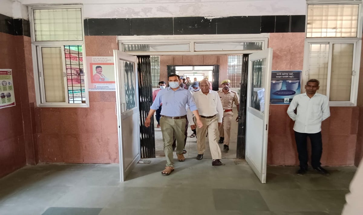 surprise inspection sonbhadra DM angry after seeing mismanagement in district hospital
