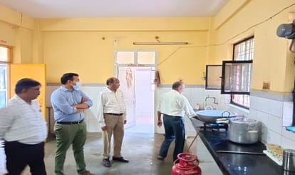 surprise inspection sonbhadra DM angry after seeing mismanagement in district hospital