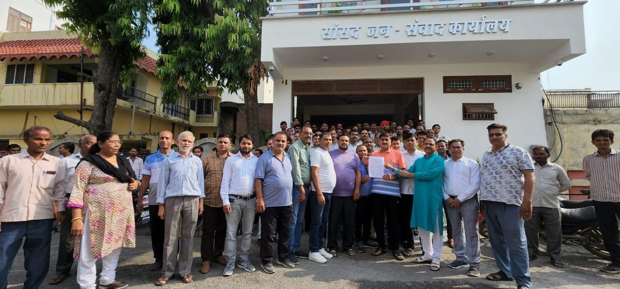 MLA proposed a bridge, MP with protesting shopkeepers