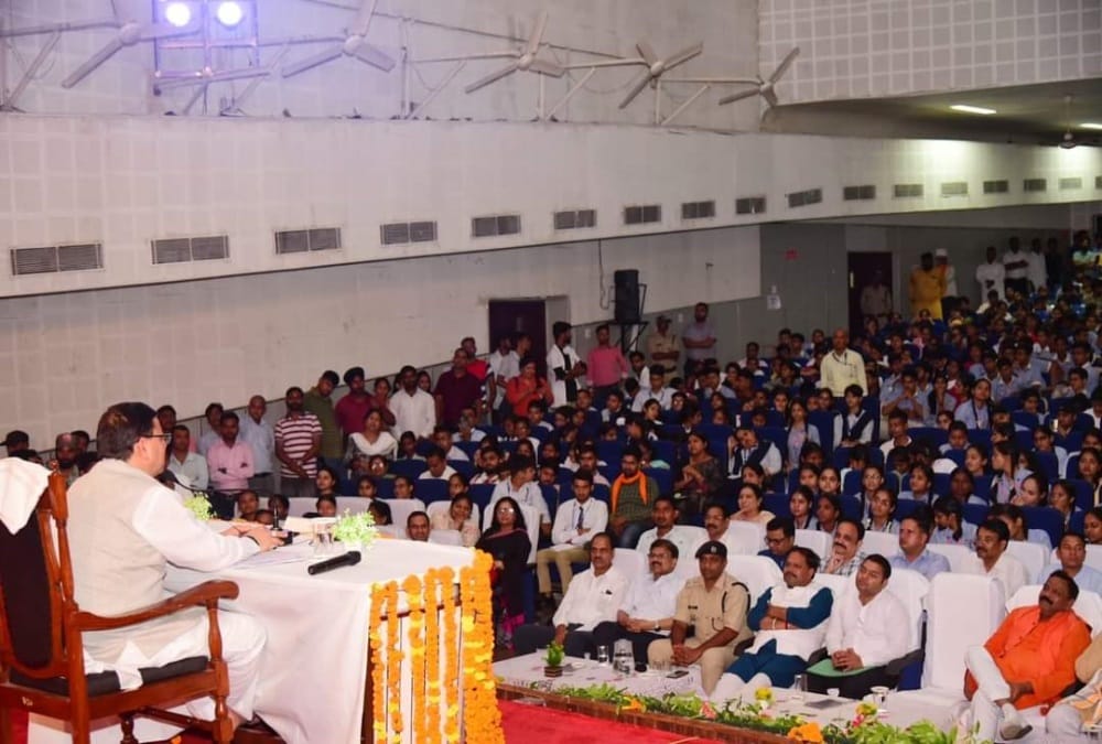 Seva Pakhwada: CM Pushkar Singh Dhami gave message of cleanliness by sweeping the road in pantnagar