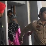 आरोपी छात्रा को कोर्ट में पेश करने ले जाती पुलिस।