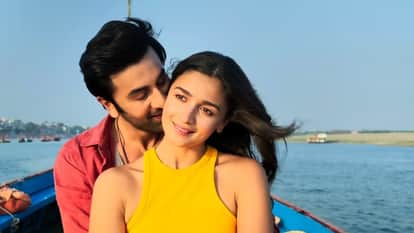 Alia bhatt gets troll for kissing ranbir kapoor while interacting with paparazzi users said its overacting