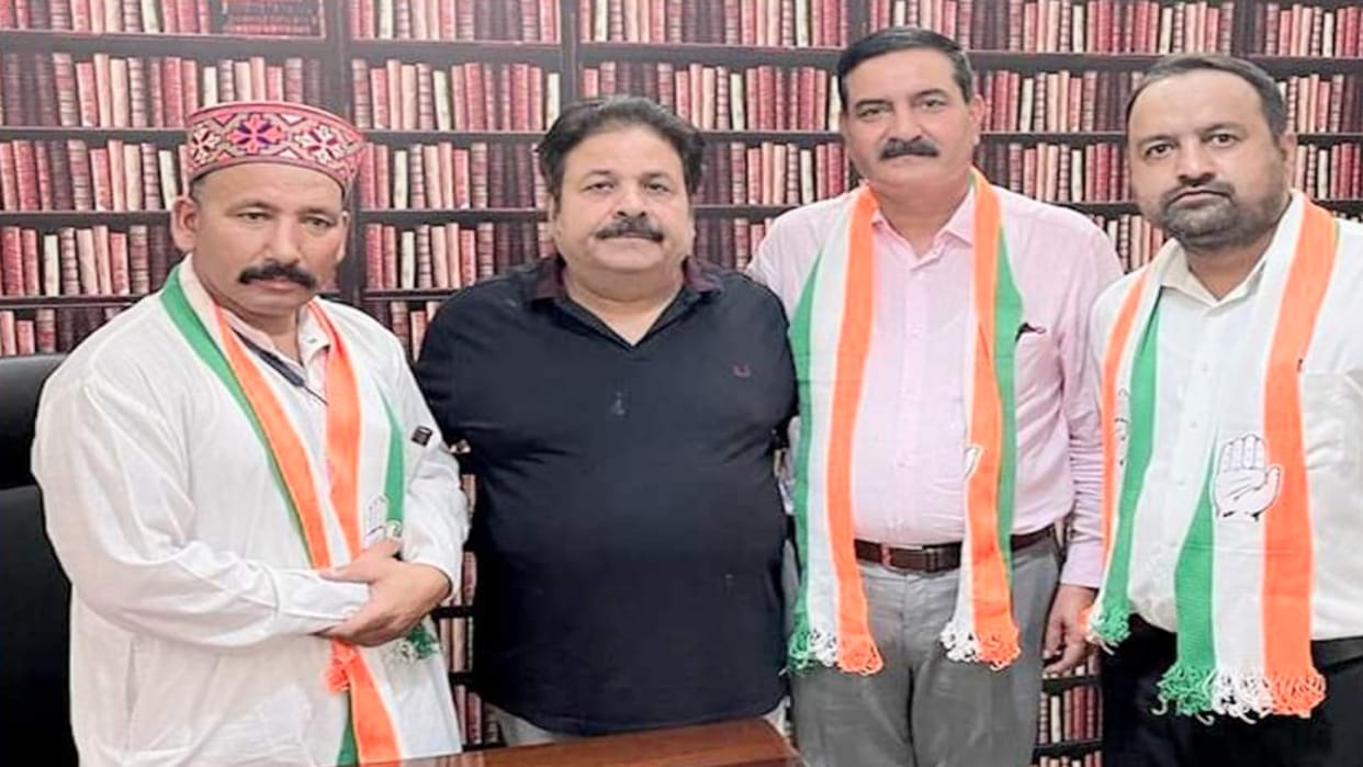 Politics: Three office bearers of Aam Aadmi Party hold hands of Himachal Congress