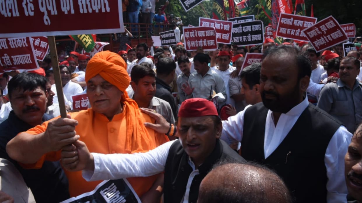 UP Assembly Session Today: Samajwadi Party Leader Akhilesh Yadav Starts March News in Hindi