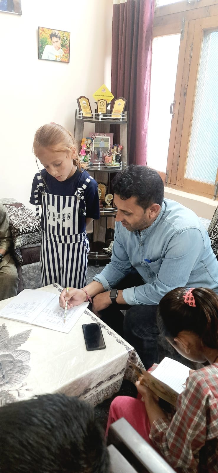 umeed ki misal, jbt teacher is giving copies, books, pencils to the children of poor families by buying them w