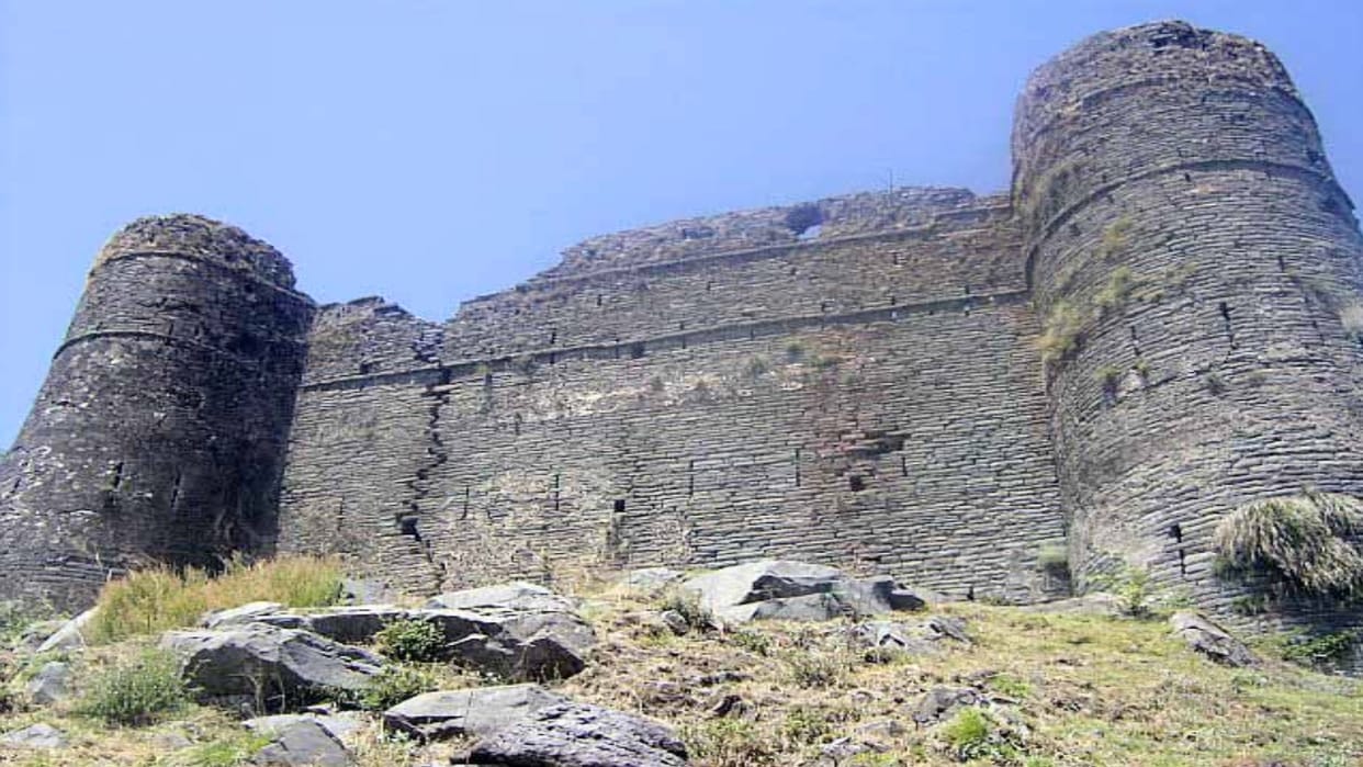 300 years old Banasar Fort is present in Solan, Himachal , favorite place of tourists