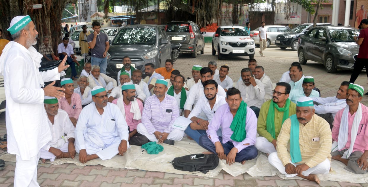 Demonstration of farmers regarding compensation for dry crops