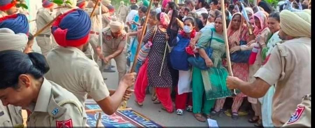Barnala police Lathicharge on assistant professors, teachers and librarians