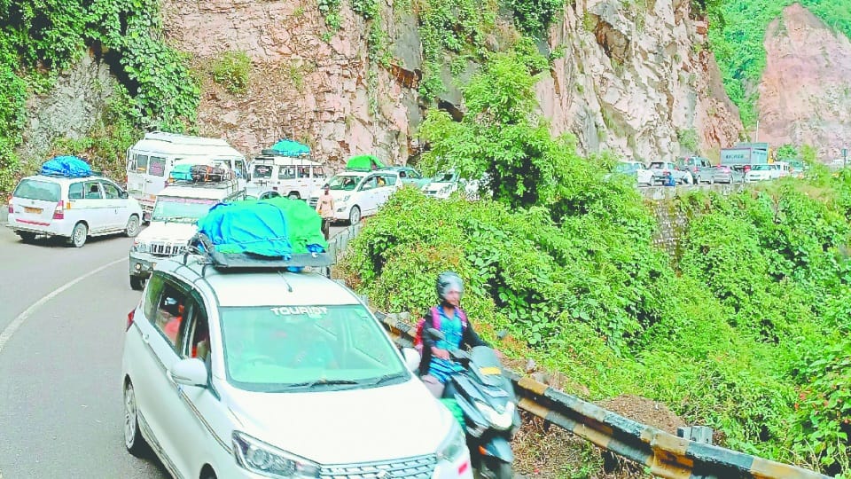 Badrinath Highway: Three kilometer traffic jam in Narkot due to huge crowd of pilgrims