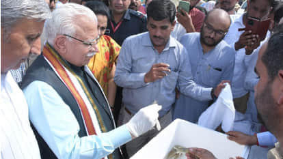 चोरमार खेड़ा गांव में आयोजित झींगा किसानों की कार्यशाला में सीएम मनोहर लाल।