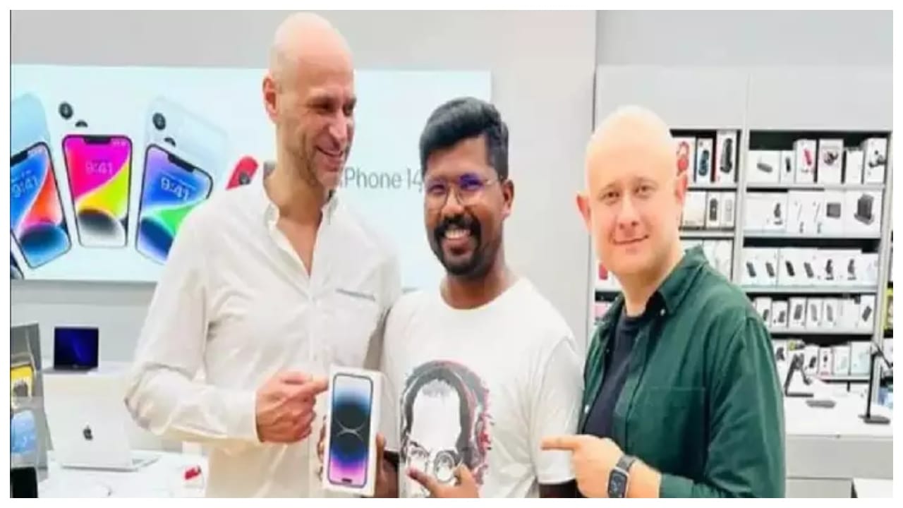 Person reached Dubai from India to buy the iPhone 14 pro deeraj palliyil