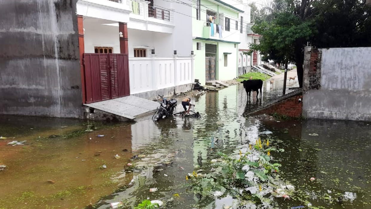 Waterlogging in Gorakhpur One feet of water on streets of colony