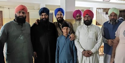 गोविंदघाट में हेमकुंड साहिब के लिए रवाना होते पाकिस्तान के पेशावर से आए सिख श्रद्घालु।