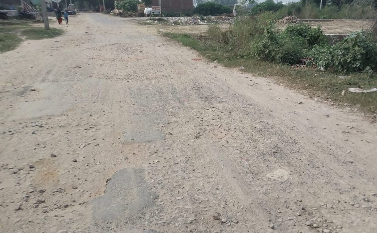 Hathras: Hathras-Jalesar highway condition worsens, dangerous journey