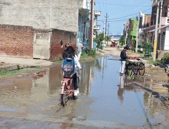 Hathras: Waterlogging without rain in Naval Nagar, traffic difficult