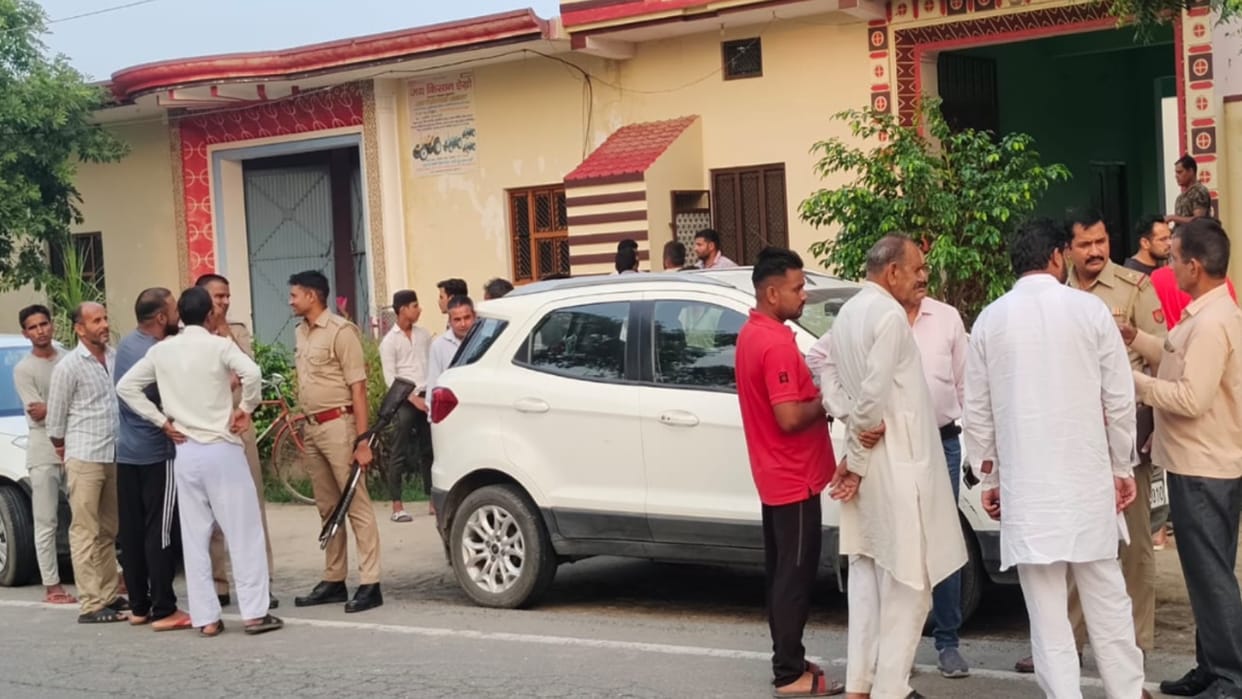 miscreants fled in front of the outpost after robbing them in 4 minutes on the highway, robbed 18 lakhs from t