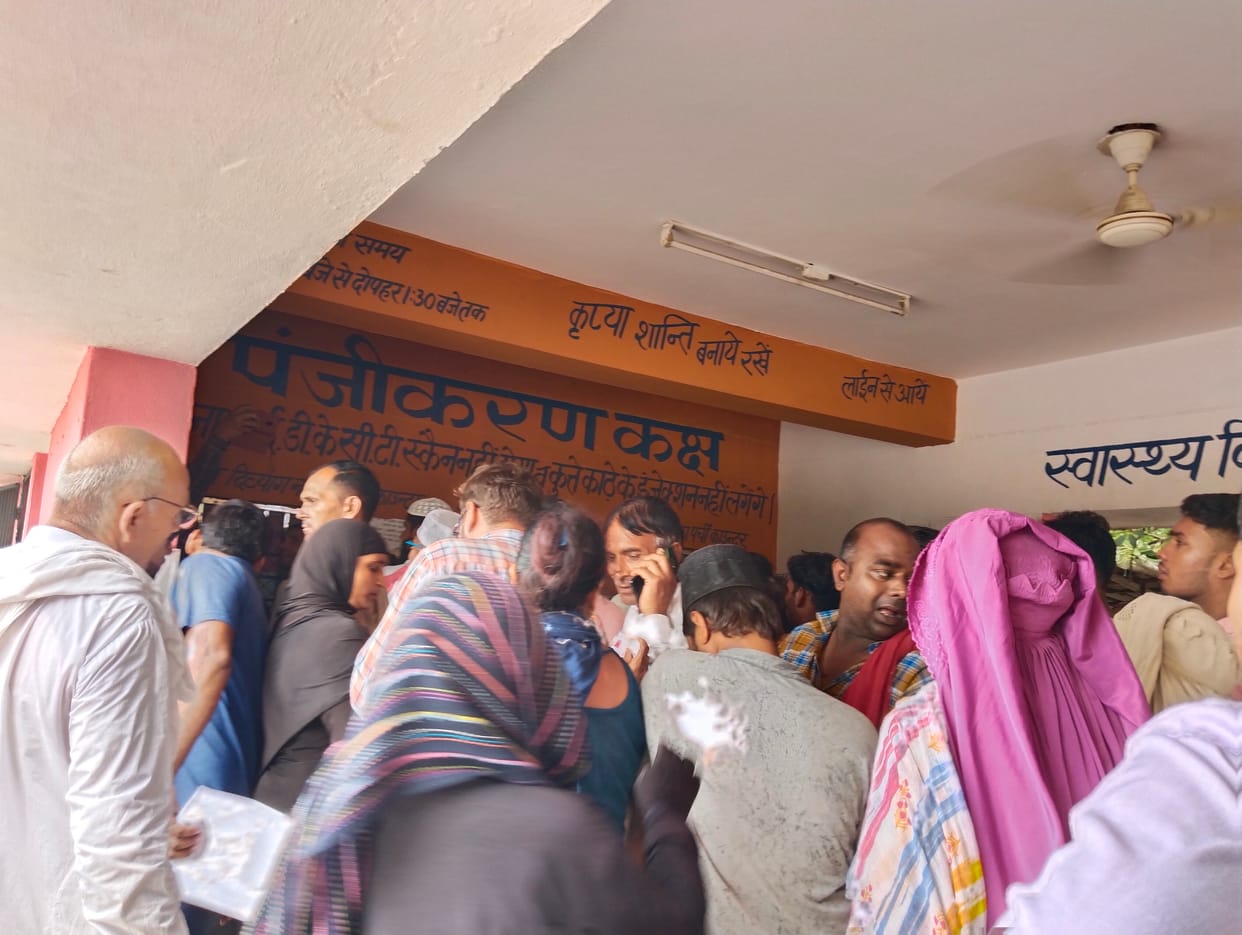Crowd gathered in the hospital, queue at the registration window