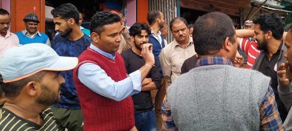 Traders protested against district panchayat workers