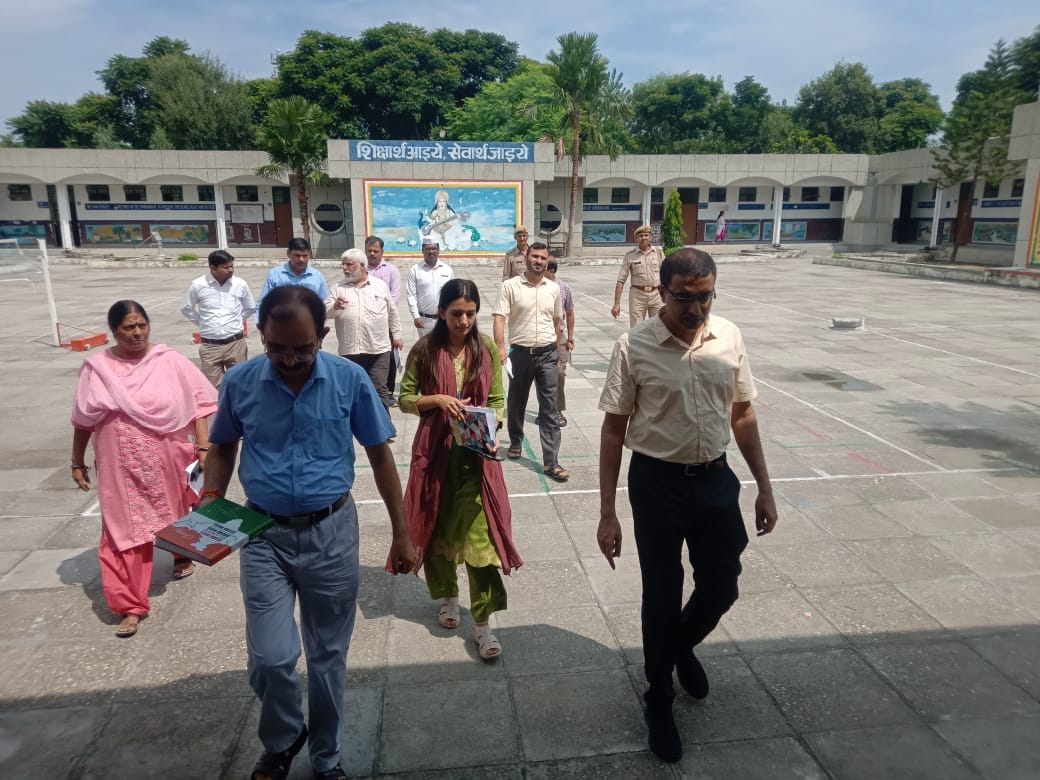 Divisional Commissioner inspected Jawahar Navodaya Vidyalaya