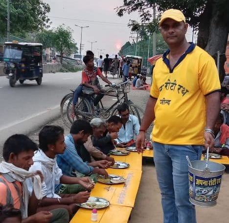 Filling the stomach of needy people with 'Apna Roti Rath'