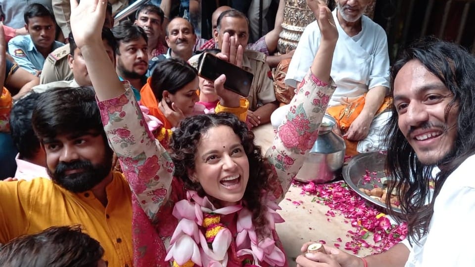 kangana ranaut visits banke bihari mandir and nidhivan in vrindavan
