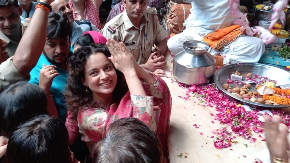 kangana ranaut visits banke bihari mandir and nidhivan in vrindavan