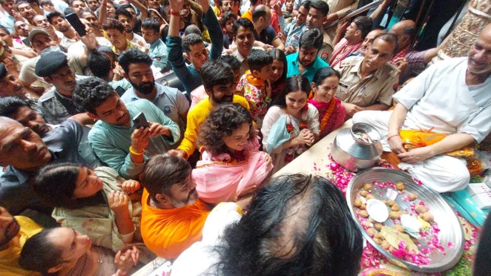kangana ranaut visits banke bihari mandir and nidhivan in vrindavan