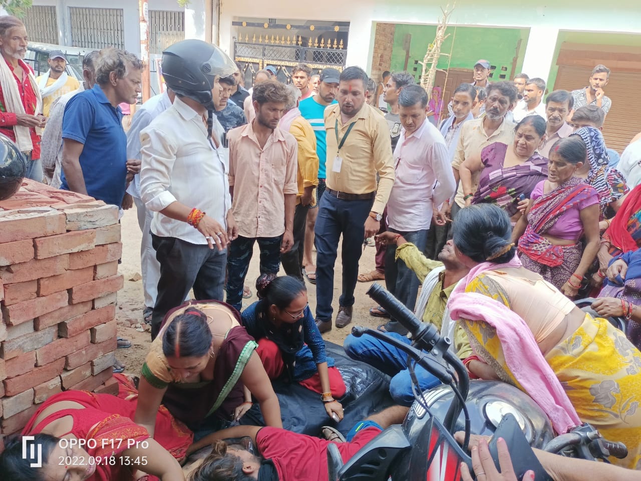 Case of death of three laborers in Kanpur, crowd erupted for forcibly lifting dead body, scuffle with police