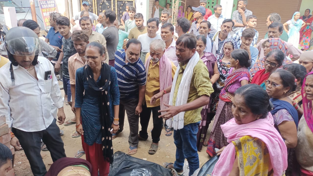 Case of death of three laborers in Kanpur, crowd erupted for forcibly lifting dead body, scuffle with police