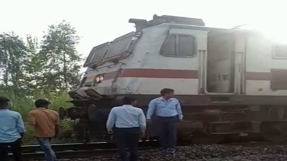 Shahjahanpur: Engine separated from Kisan Express, stirred up passengers