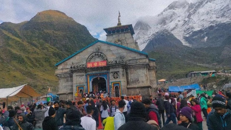 Uttarakhand weather Update Today: season first Snowfall on kedarnath and Yamunotri Hill