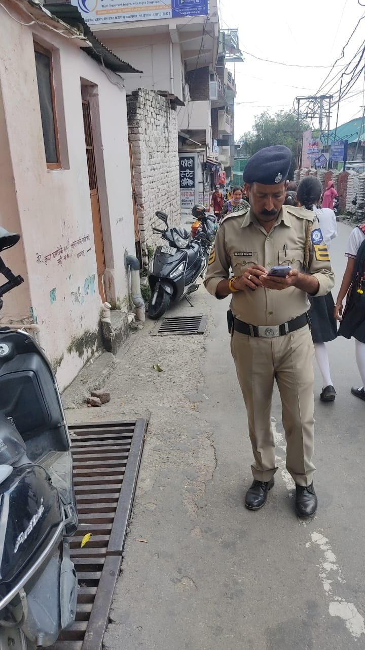Parking problem in medical college, challans are being deducted for vehicles parked on the roadside