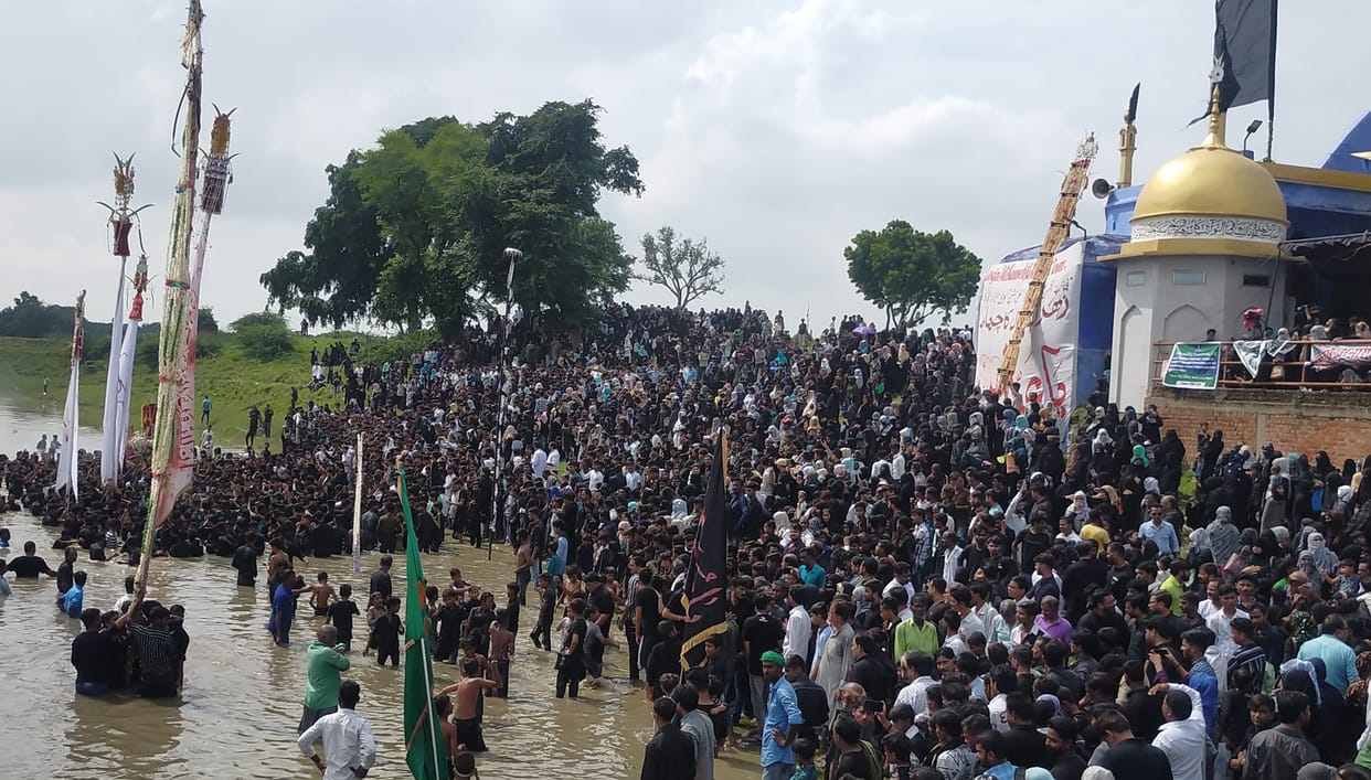 Taziye, the procession of alum raised, the eyes moistened by the boats