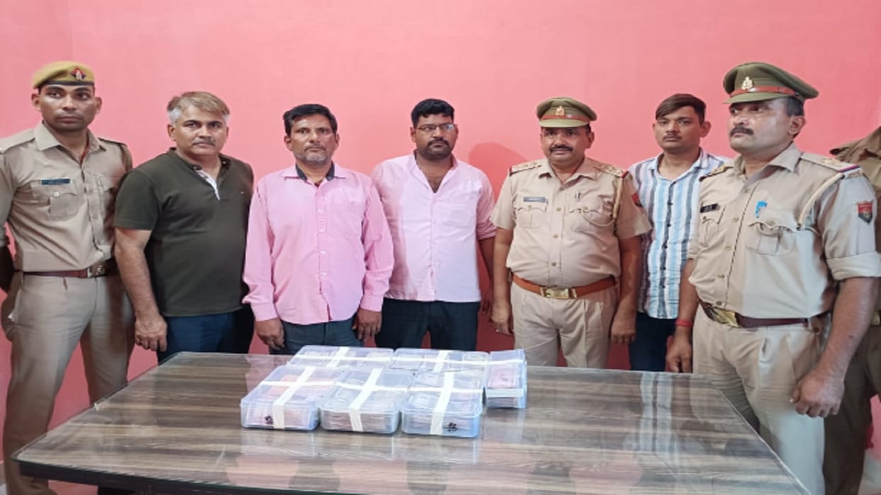 Meerut police have revealed in 18 lakh loot case and accountant and driver arrested