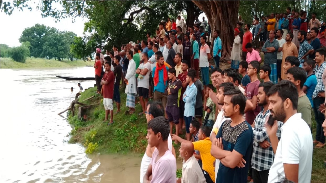 Boat full of 16 students capsized in Tamasa river of Mau 15 students rescued