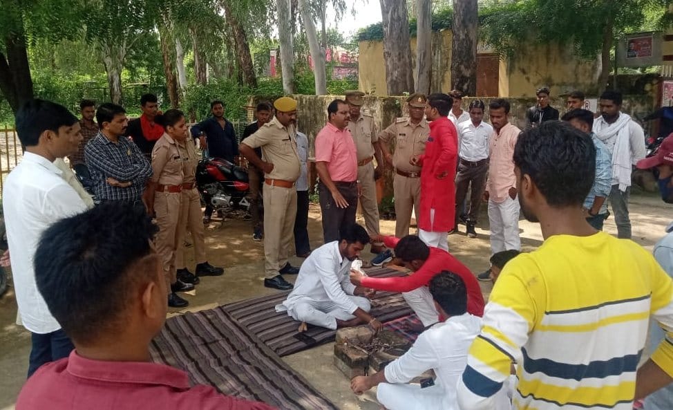 Wisdom-purification yagya performed at the college gate by turning the head