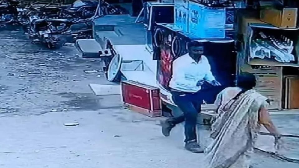 Palamu Thugs Looted Worth Five Lakh Rupees Jewellary From the Woman in the Name Of astrology
