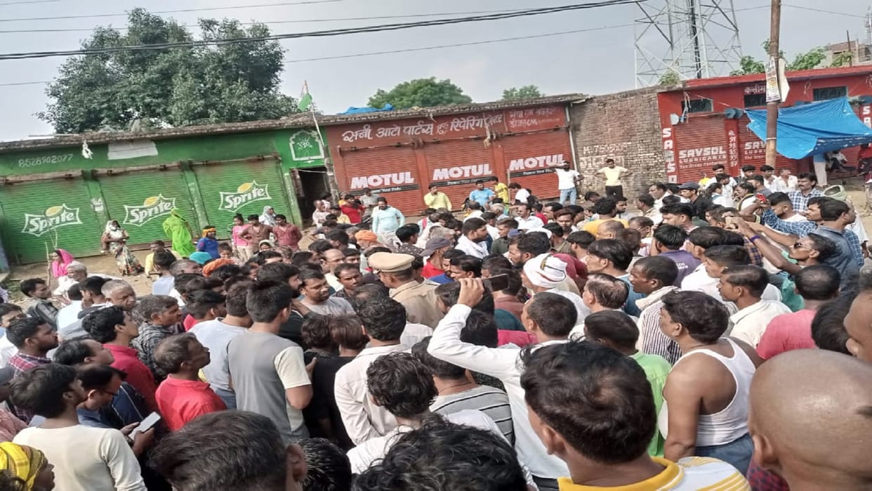 Daughter kidnapped a junk businessman sitting outside the house, angry villagers blocked the road