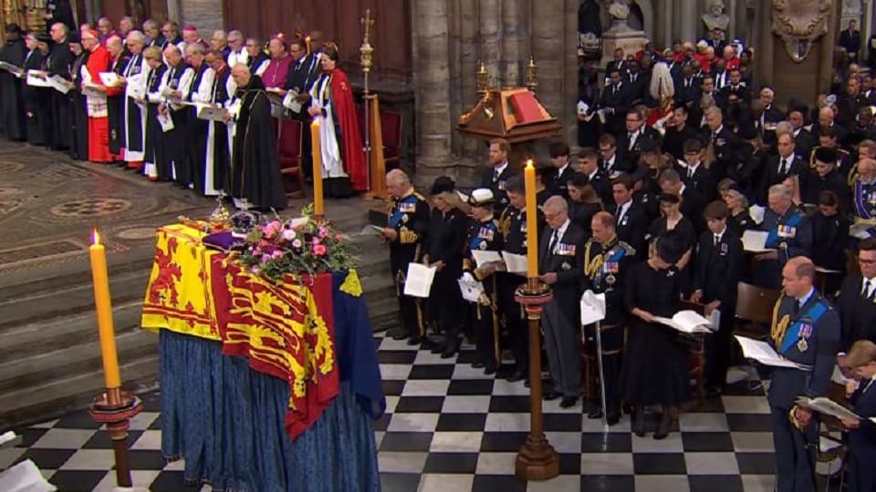estimated over 250000 people saw British Queen Elizabeth II lying in state in London