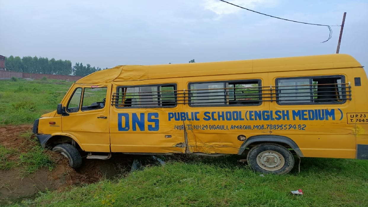 Amroha: A bus full of school children collided with an electric pole